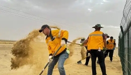 戈壁灘上，天路職工節(jié)日假期與“鐵疙瘩”相伴